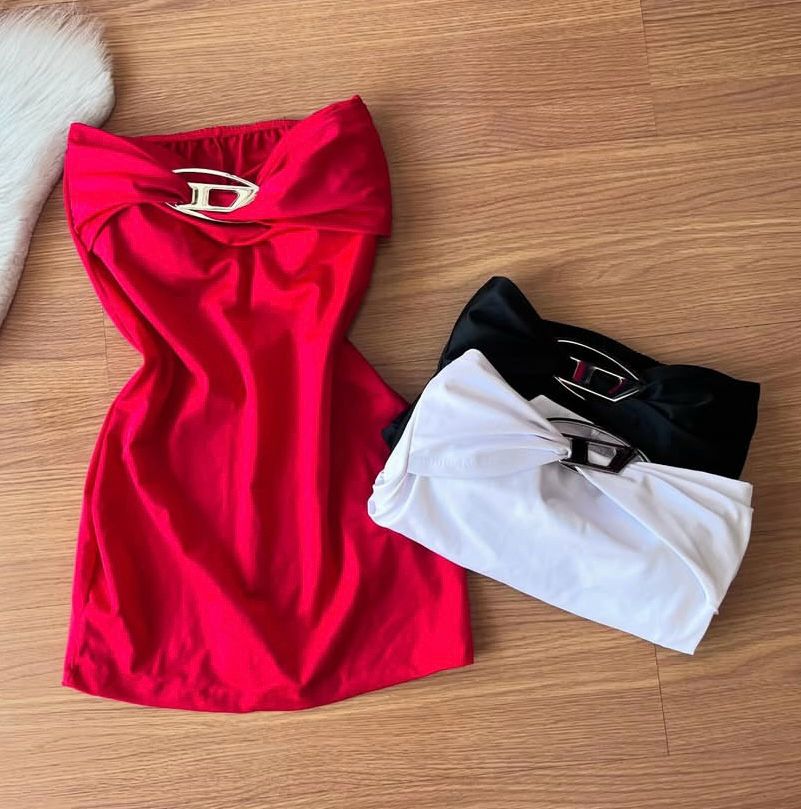 Vestido Tomara que Caia com Detalhe de Laço e Fivela Dourada