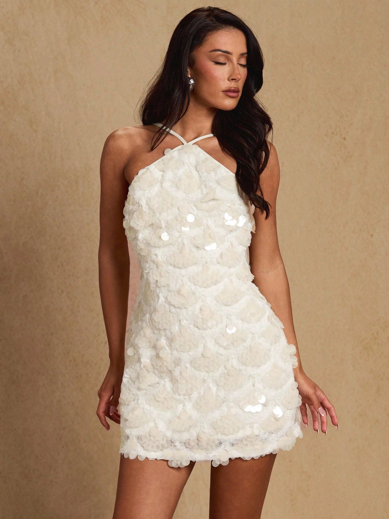 Vestido Curto Feminino de Alça Fina Sem Mangas com Aplicação de Lantejoulas