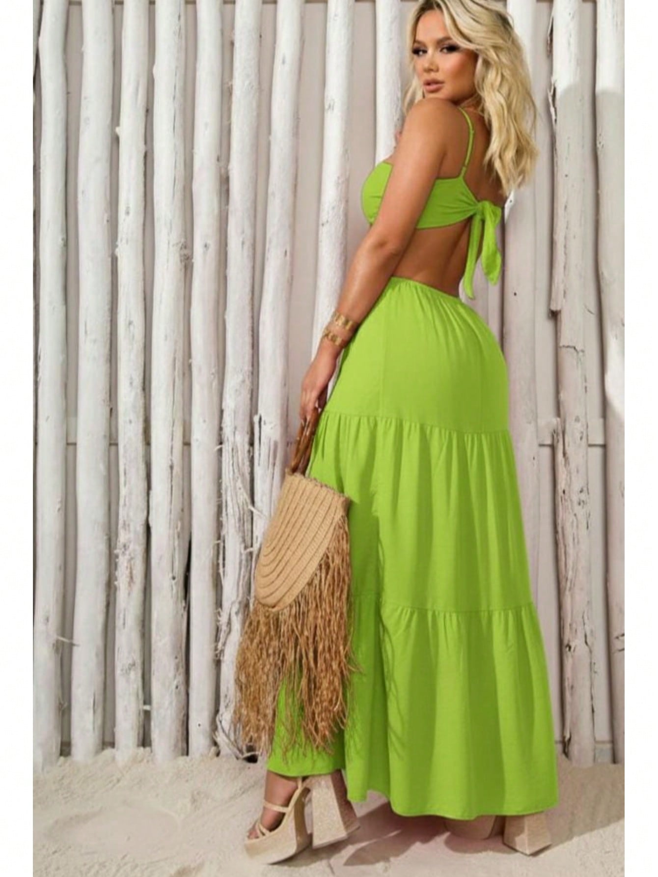 Vestido com 2 fivelas e fenda